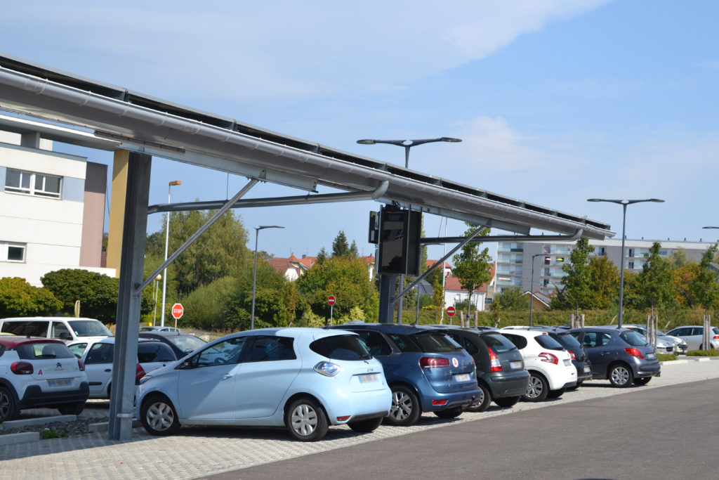 Image ombrières solaires et borne de rechargement Campus de Montbéliard Agglomération
