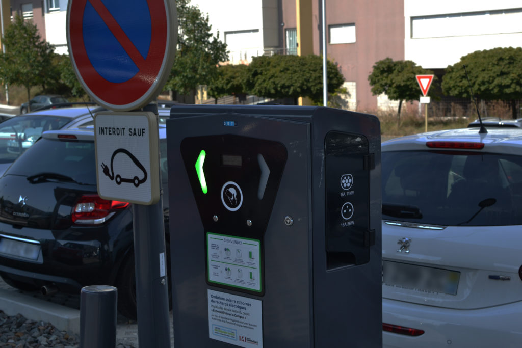 Borne de rechargement sur le parking connecté Campus de Montbéliard
