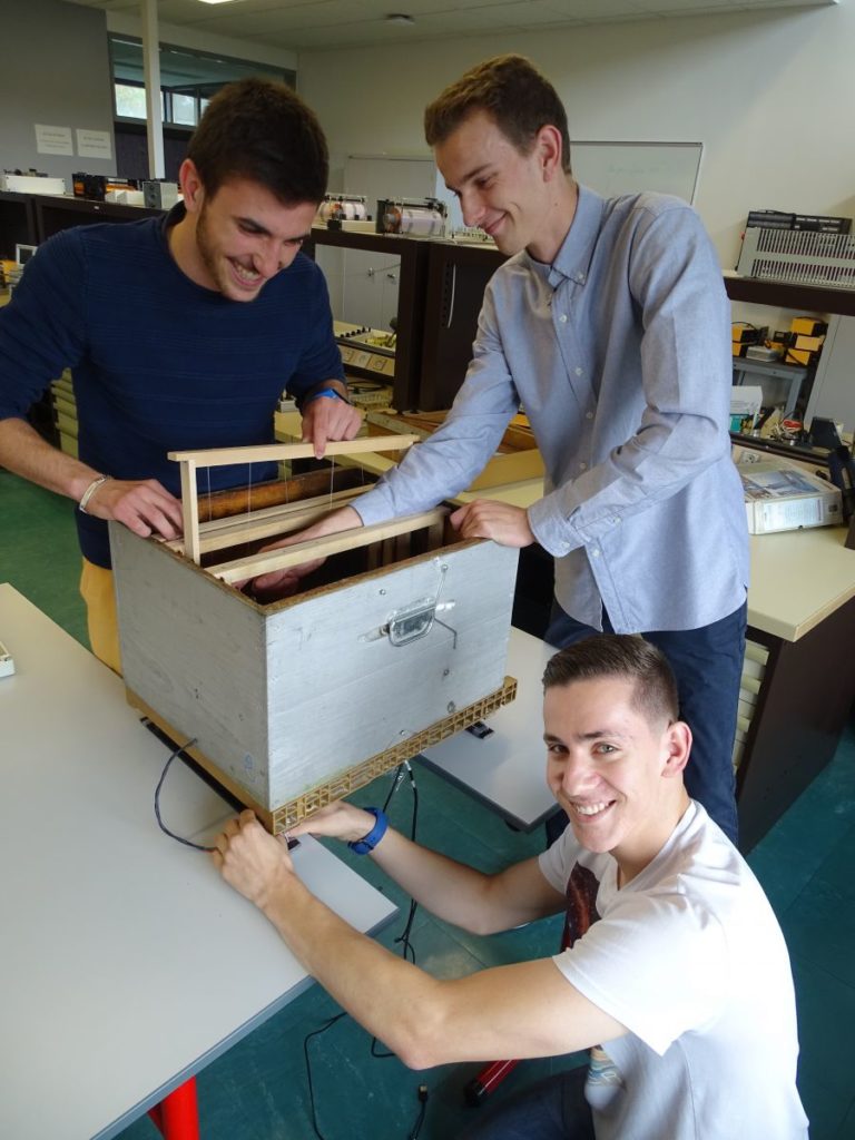 Image de la construction des ruches par des étudiants Campus de Montbéliard Agglomération